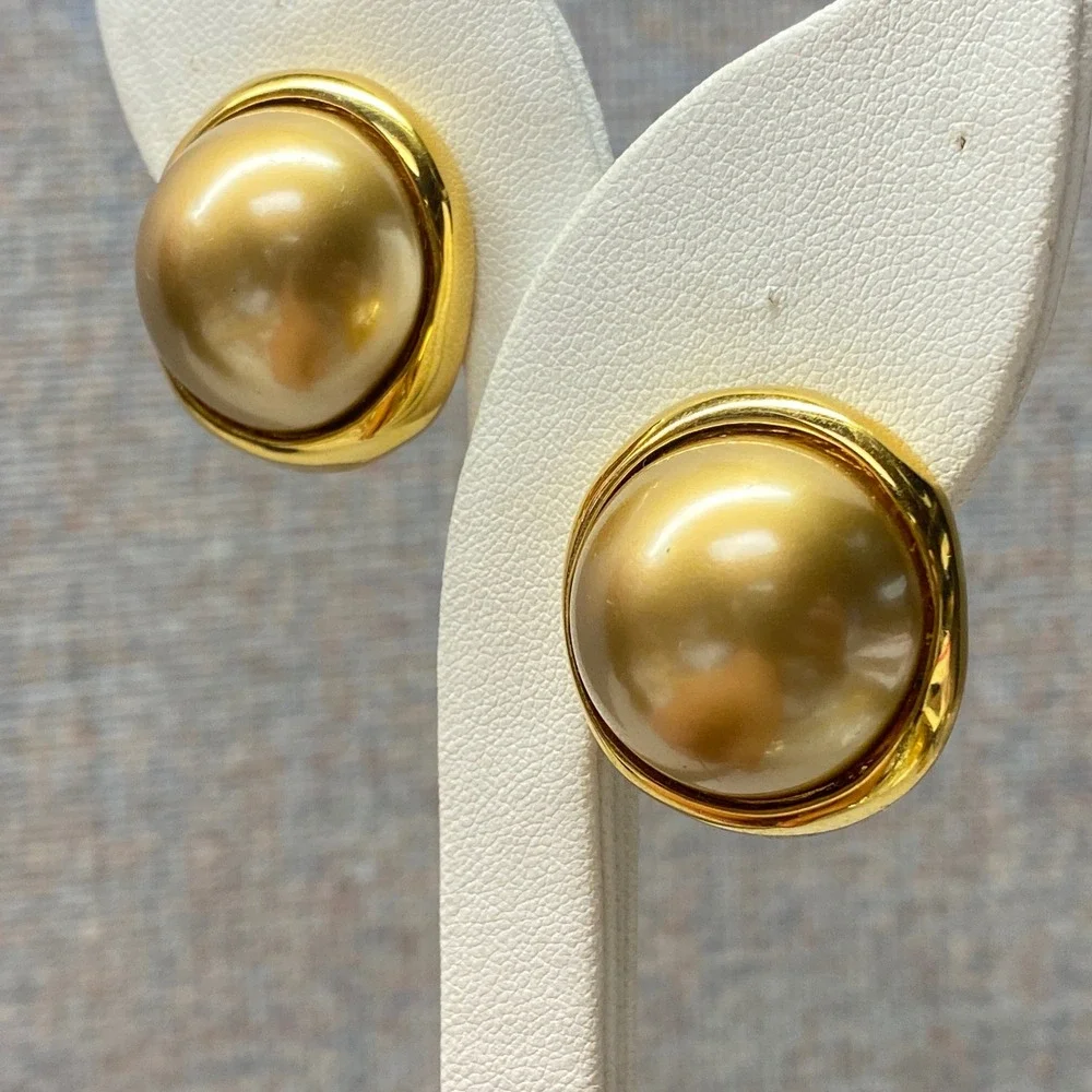 Vintage Carolee Classic Gold Tone Faux Pearl Button Clip On Earrings Designer - Picture 4 of 11
